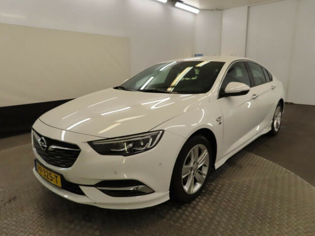 Опель Инсигния 2018 року Opel Insignia 2018 року