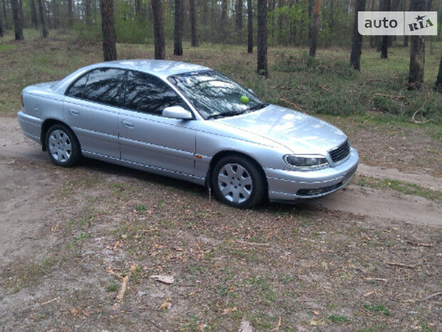 Opel Omega 2000 року