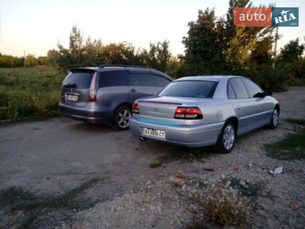 Opel Omega 2000 року