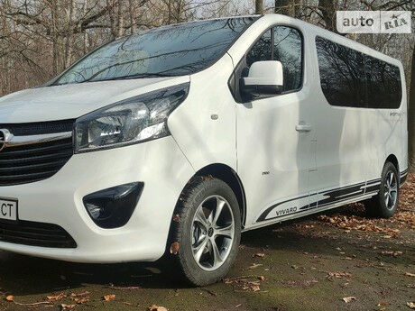 Opel Vivaro пасс. 2017 года