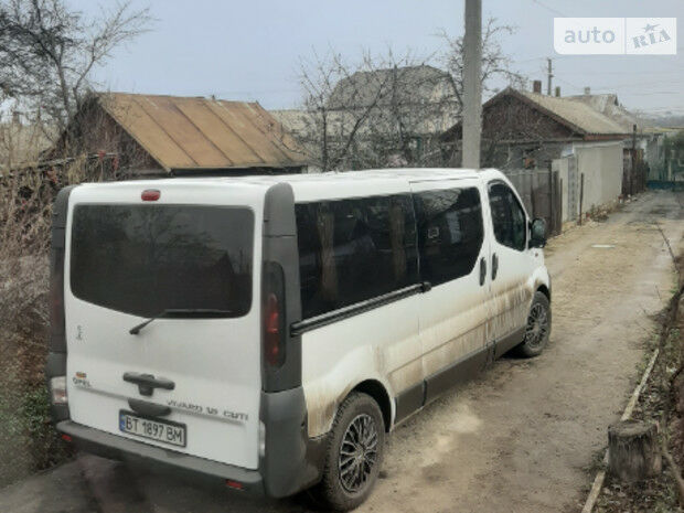 Opel Vivaro пасс. 2004 року