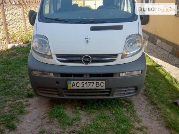 Opel Vivaro пасс. 2004 года