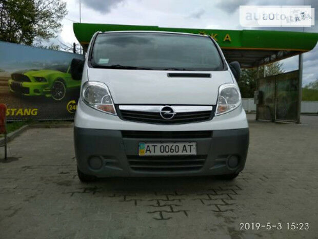 Opel Vivaro пасс. 2011 року