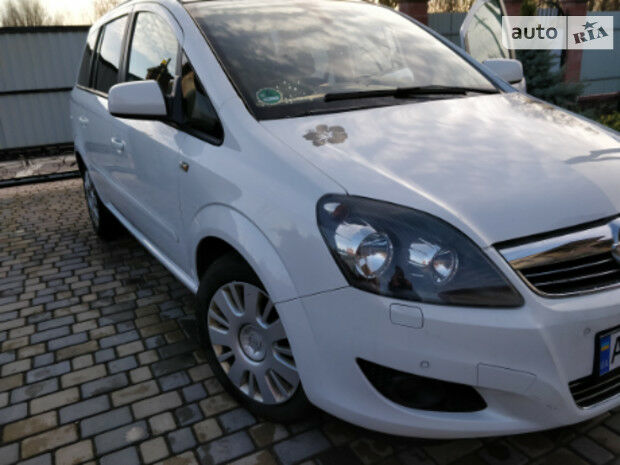 Opel Zafira 2012 года