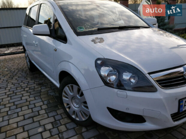 Opel Zafira 2012 года