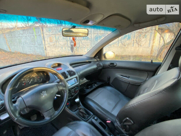 Peugeot 206 2008 года