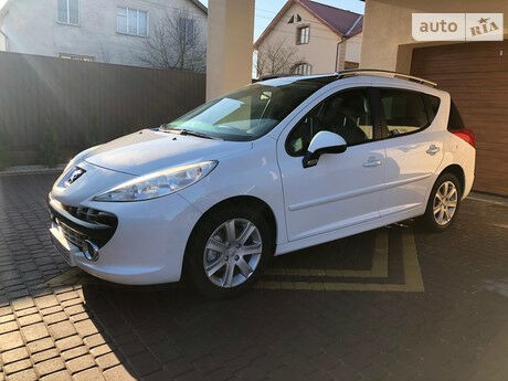 Peugeot 207 2008 года