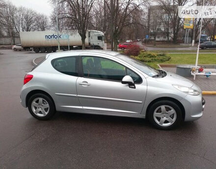 Peugeot 207 2008 года