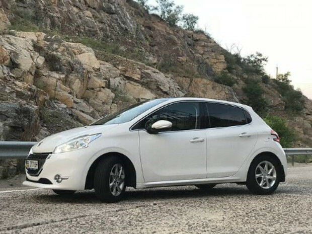 Peugeot 208 2013 года