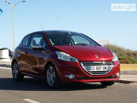 Peugeot 208 2013 года