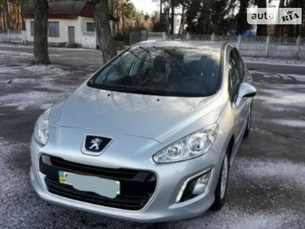 Peugeot 308 2011 року