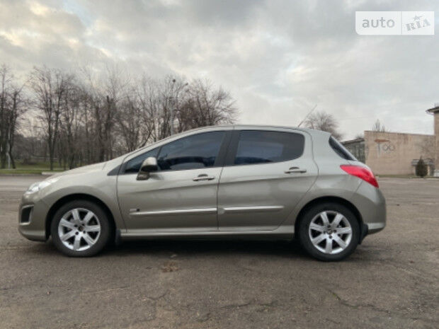 Peugeot 308 2013 року