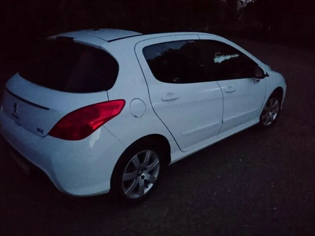 Peugeot 308 2011 року