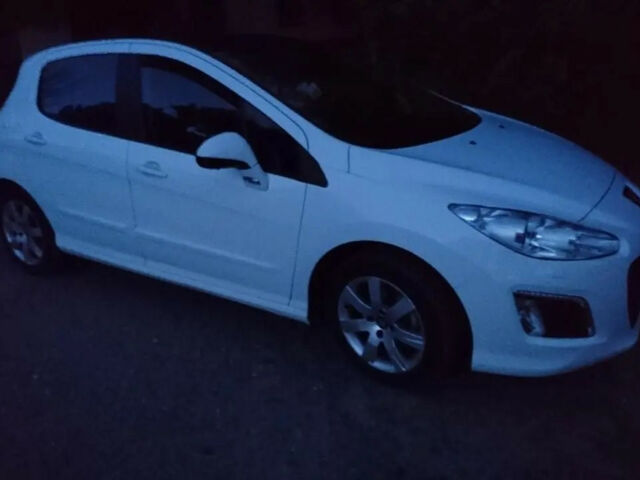Peugeot 308 2011 року
