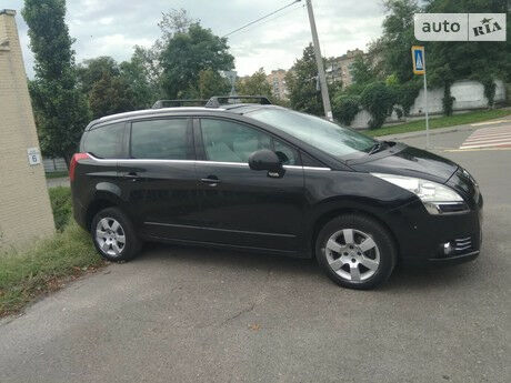 Peugeot 5008 2012 года