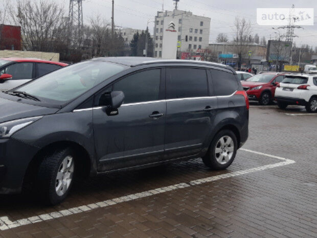 Peugeot 5008 2015 года