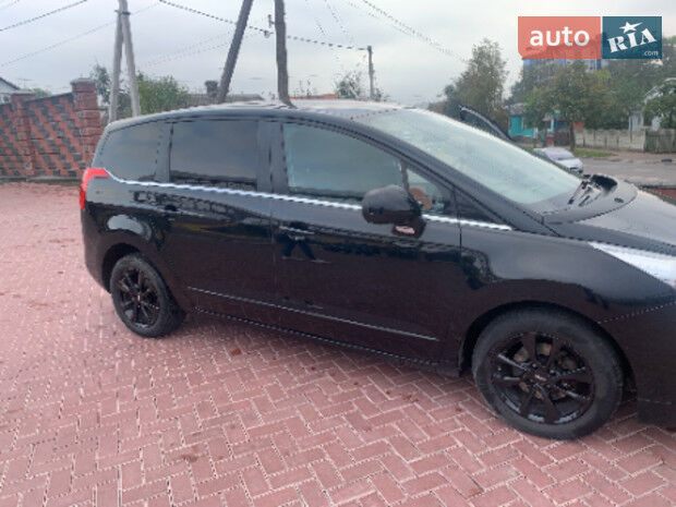 Пежо 5008 2011 года Peugeot 5008 2011 года