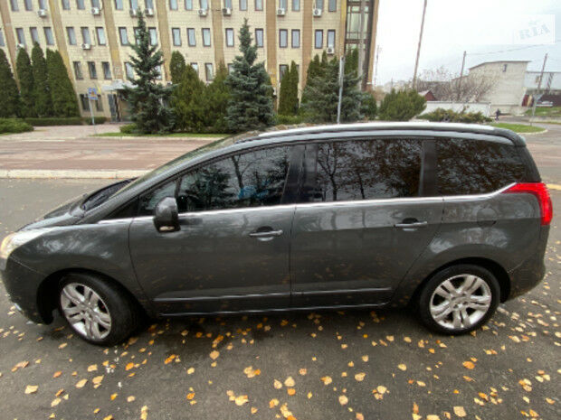 Peugeot 5008 2010 года