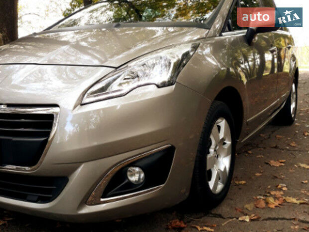 Peugeot 5008 2015 року