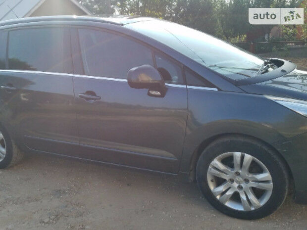 Пежо 5008 2011 года Peugeot 5008 2011 года