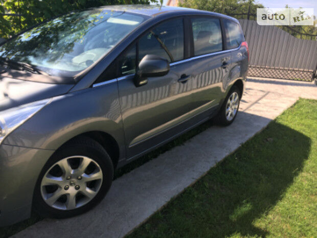 Пежо 5008 2011 года Peugeot 5008 2011 года