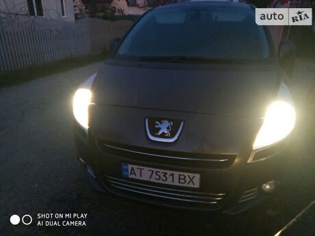 Пежо 5008 2012 года Peugeot 5008 2012 года