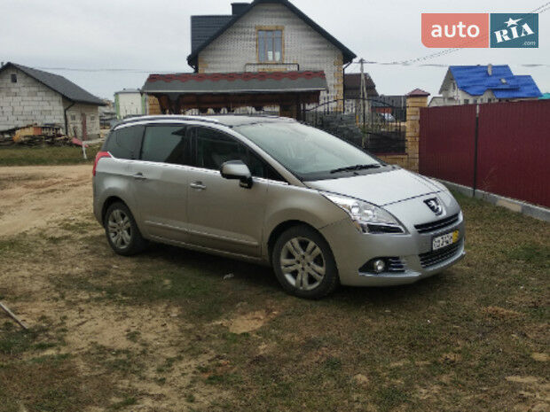 Peugeot 5008 2010 года