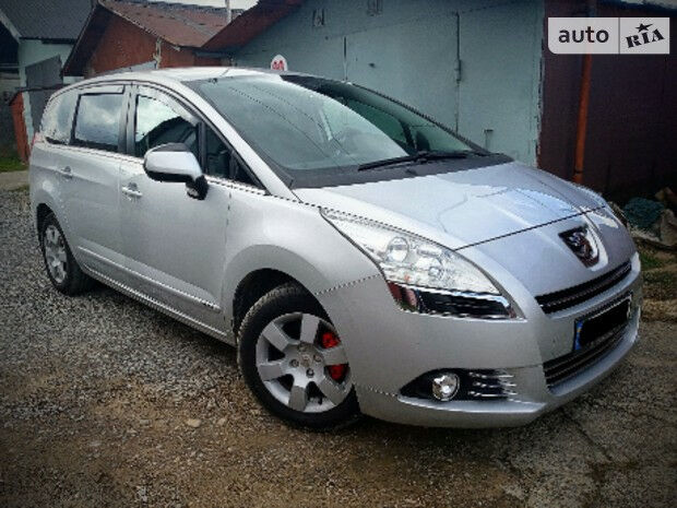 Peugeot 5008 2010 року