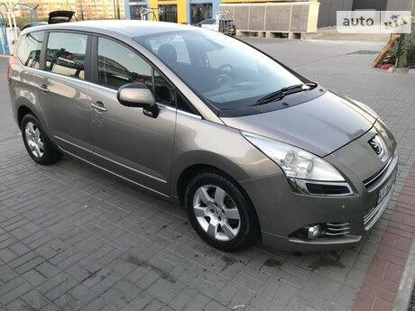 Peugeot 5008 2012 года