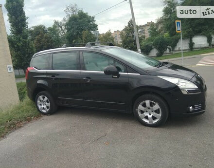 Peugeot 5008 2012 года