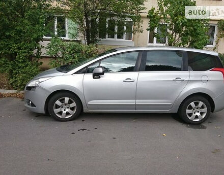 Peugeot 5008 2012 року