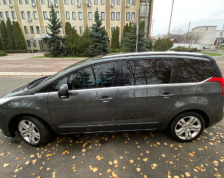 Peugeot 5008 2010 года