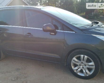 Peugeot 5008 2011 року