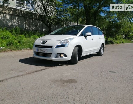 Peugeot 5008 2011 года