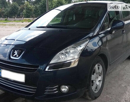 Peugeot 5008 2010 года