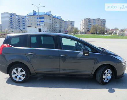 Peugeot 5008 2013 года