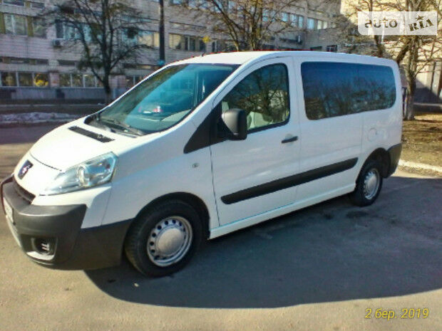 Peugeot Expert пасс. 2009 року