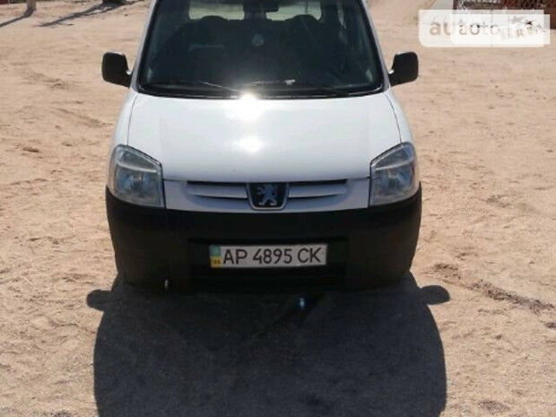 Peugeot Partner пасс. 2011 року