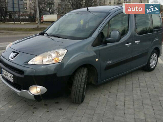 Peugeot Partner пасс. 2010 року