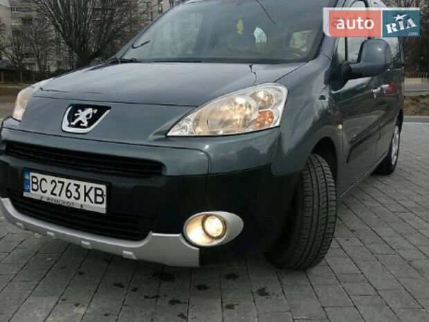 Peugeot Partner пасс. 2010 року