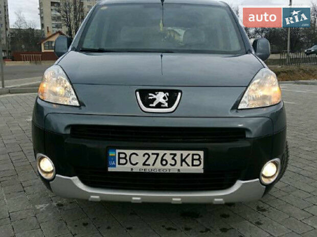 Peugeot Partner пасс. 2010 року