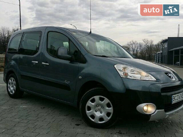 Peugeot Partner пасс. 2010 року