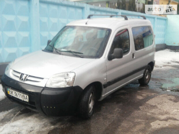 Peugeot Partner пасс. 2008 року