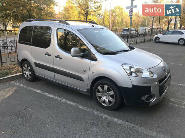 Peugeot Partner пасс. 2013 року