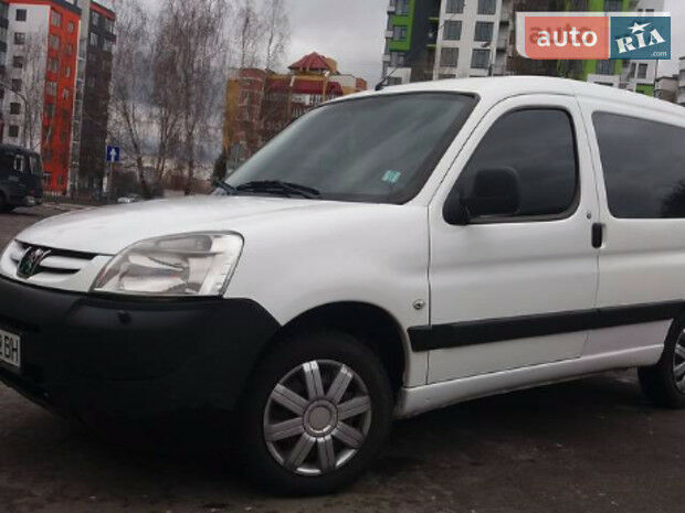 Peugeot Partner пасс. 2011 року