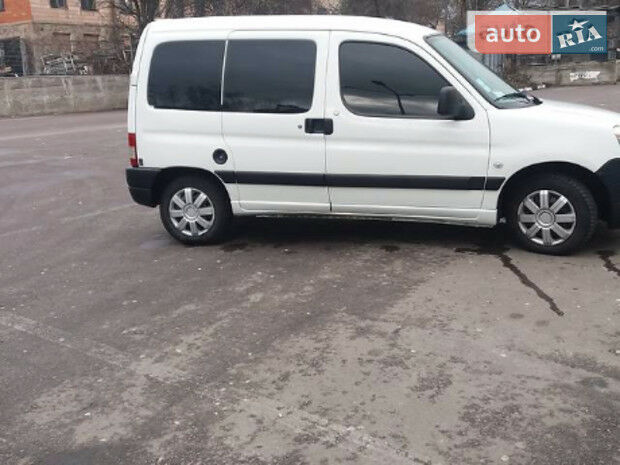 Peugeot Partner пасс. 2011 року