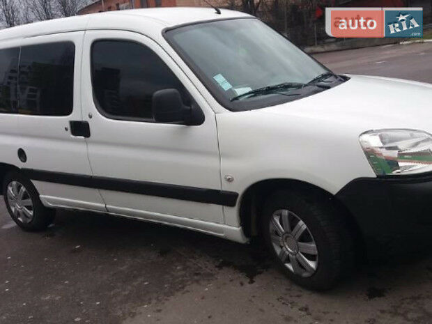 Peugeot Partner пасс. 2011 року
