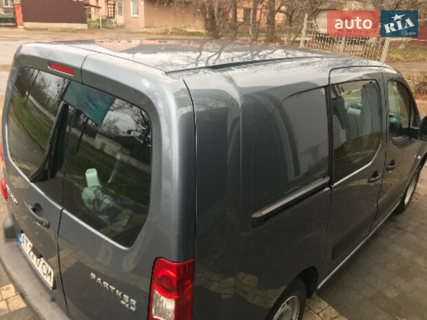 Peugeot Partner пасс. 2010 року