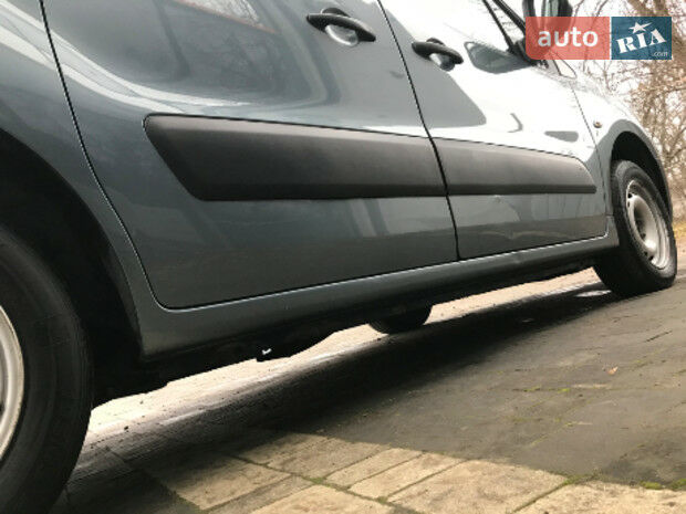 Peugeot Partner пасс. 2010 року