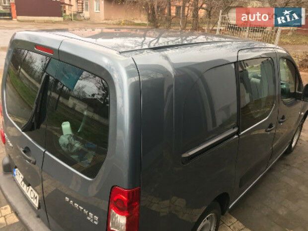 Peugeot Partner пасс. 2010 року